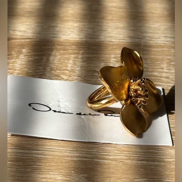 Oscar dela Renta ring. Never used! No tarnish no faded! 3y in perfect condition! - Picture 2 of 6